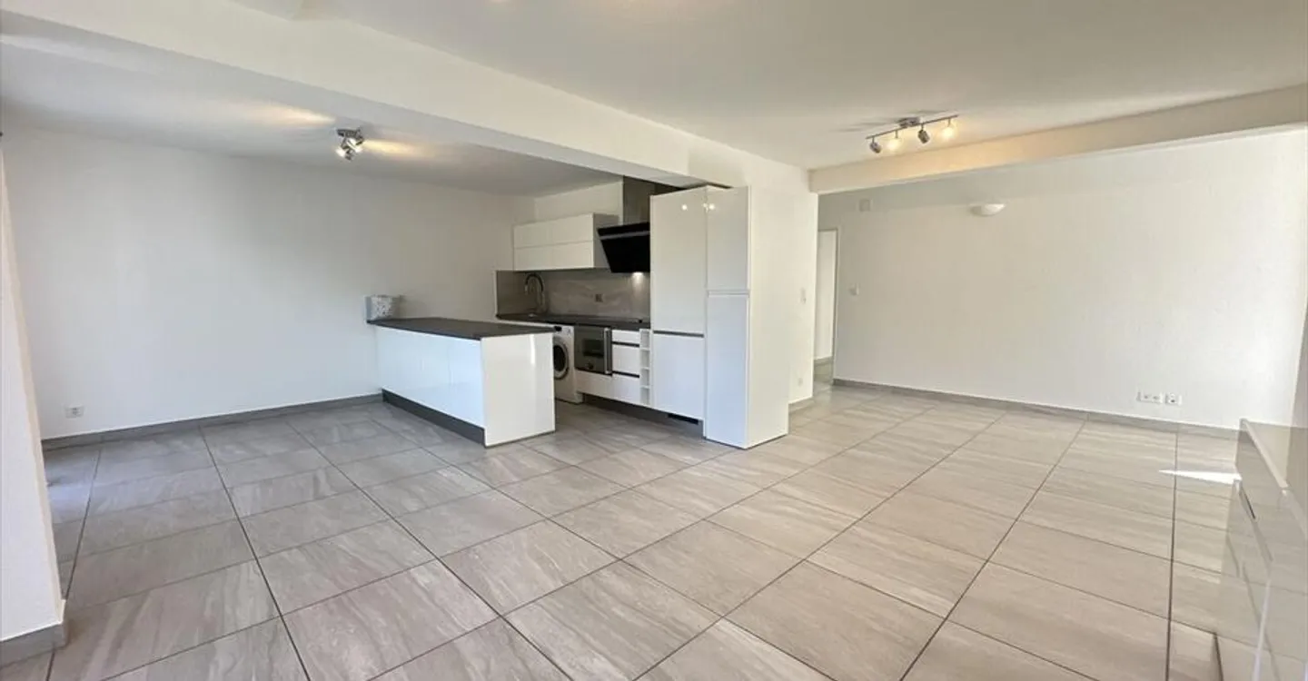 Immeuble d'appartements rénové - Photo 2 sur 12
