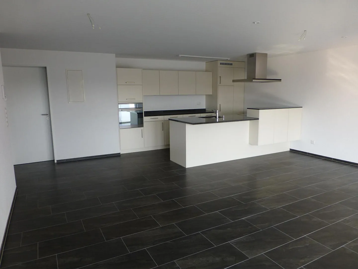 Top 3 1/2-Room Apartment Ground Floor Center with 112 m2 Terrace - Photo 2 of 11