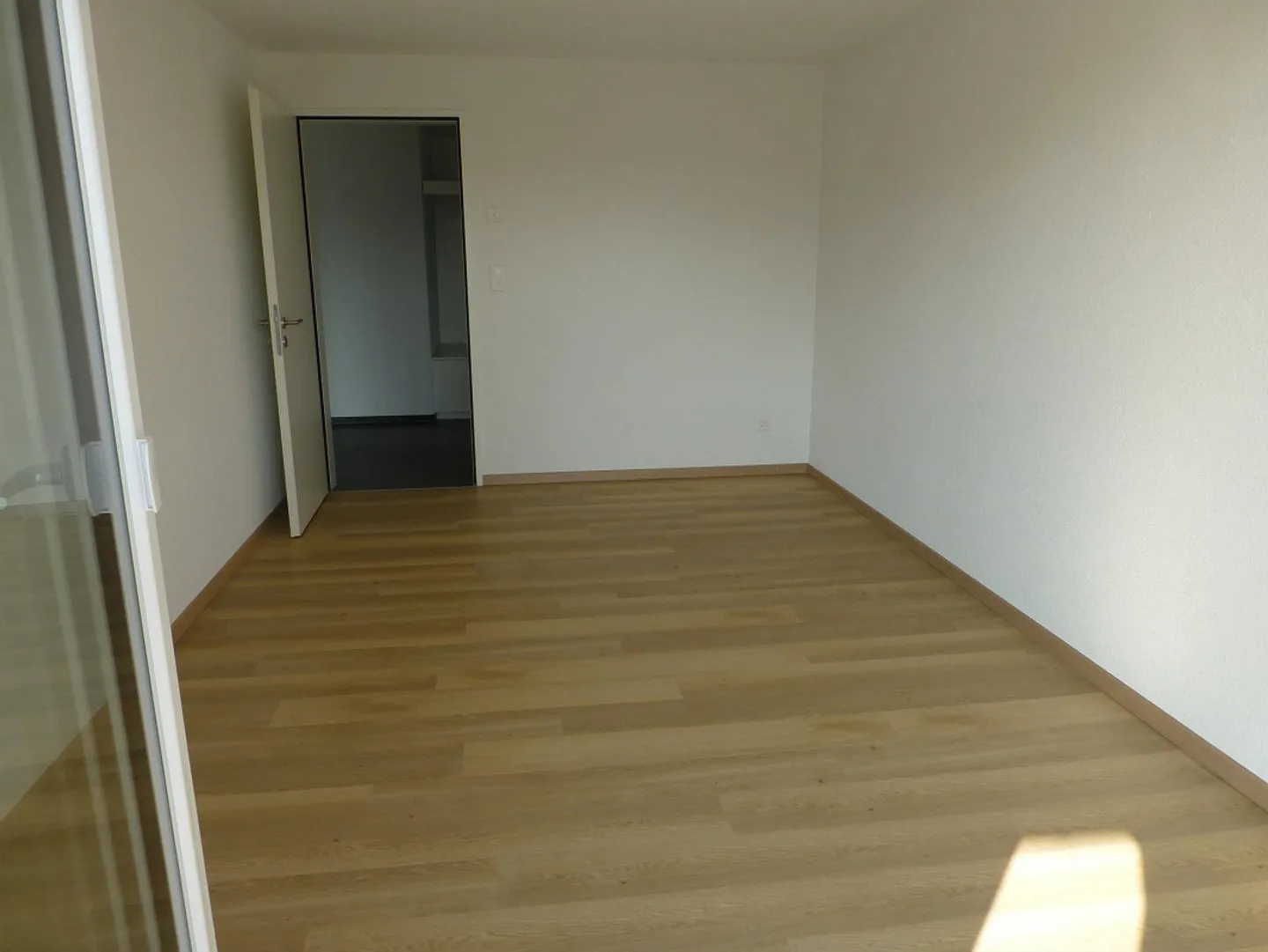 Top 3 1/2-Room Apartment Ground Floor Center with 112 m2 Terrace - Photo 4 of 11