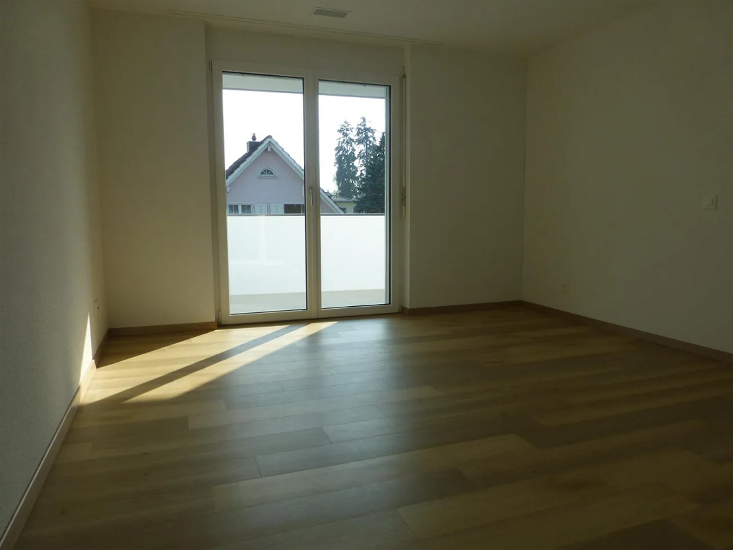 Top 3 1/2-Room Apartment Ground Floor Center with 112 m2 Terrace - Photo 5 of 11