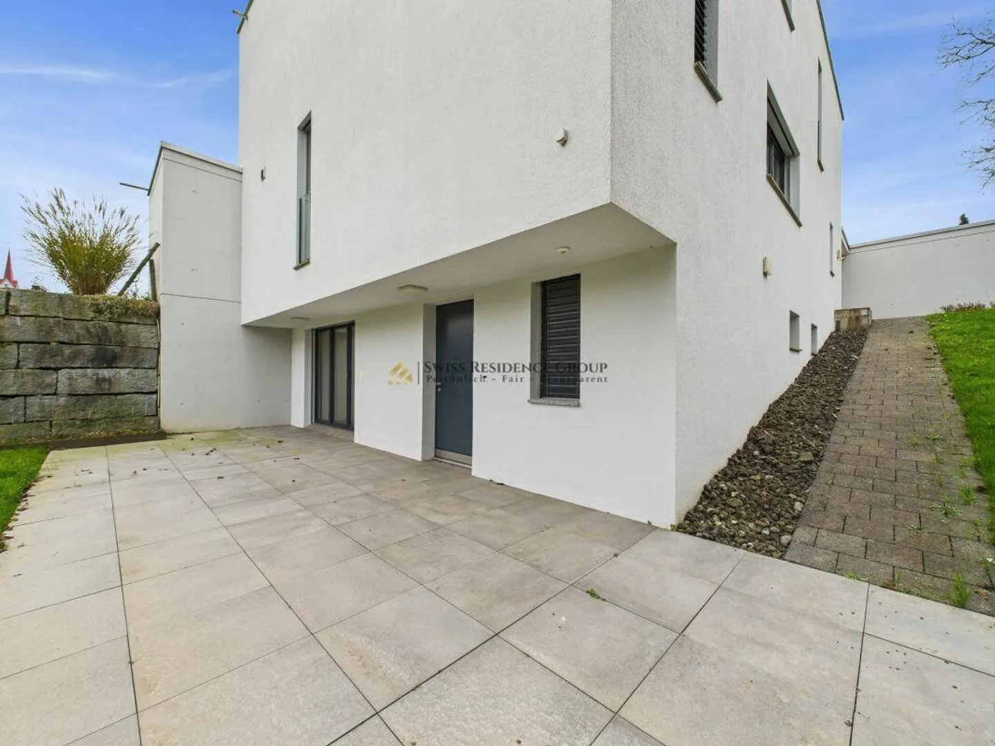 Charmante appartement 2 pièces avec entrée séparée et terrasse - Photo 1 sur 10