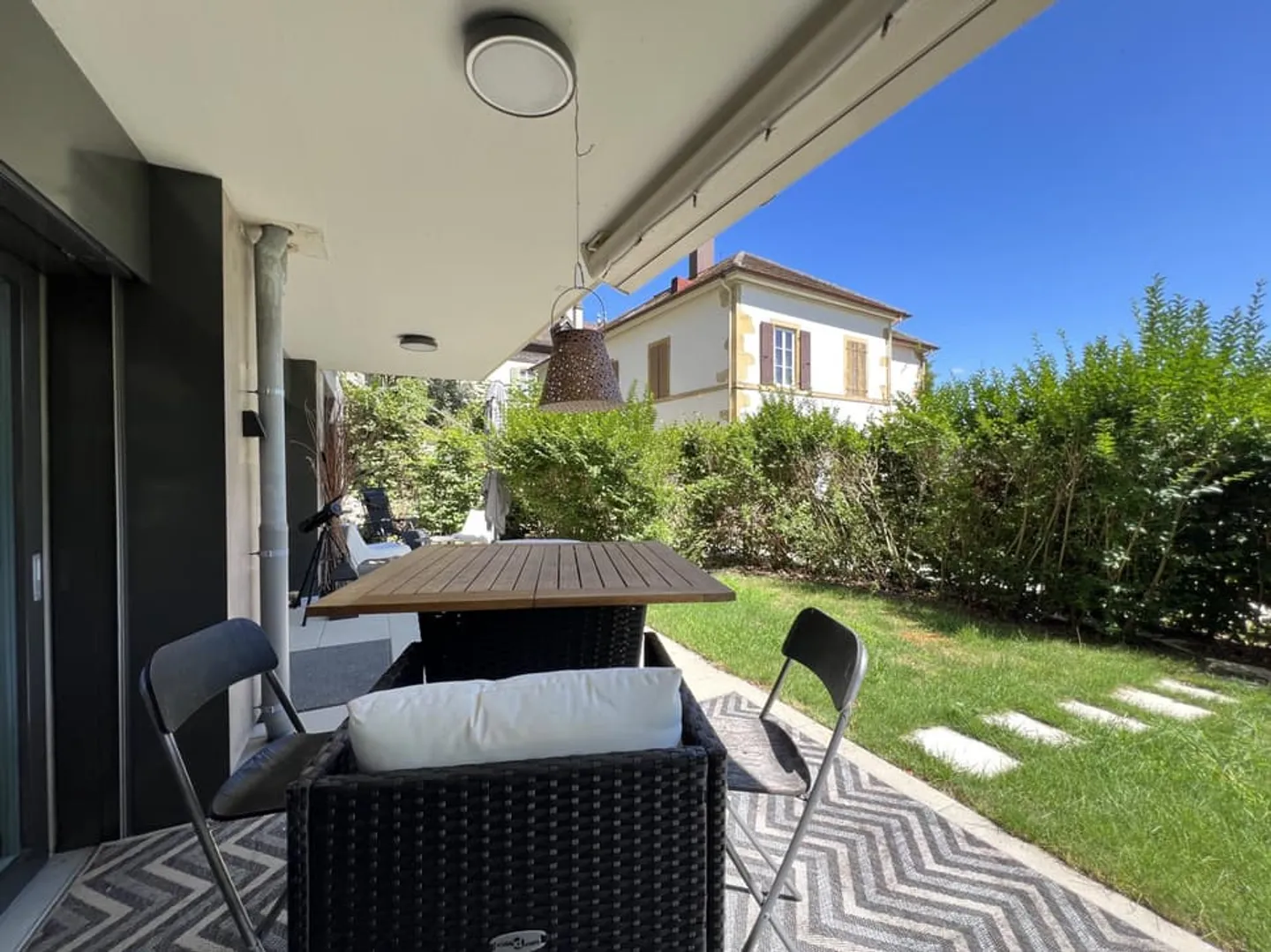 Appartement contemporain avec terrasse et jardin privatif au centre de Neuchâtel - Foto 2 di 13