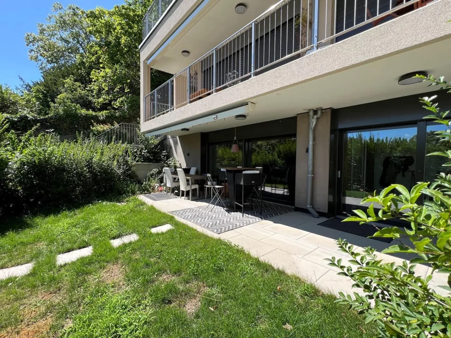 Appartement contemporain avec terrasse et jardin privatif au centre de Neuchâtel - Foto 9 di 13
