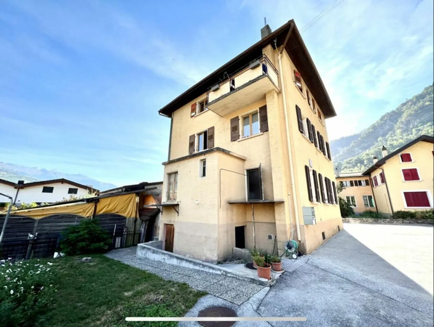 Casa nel villaggio con 15 camere a Grône - Foto 1 di 20