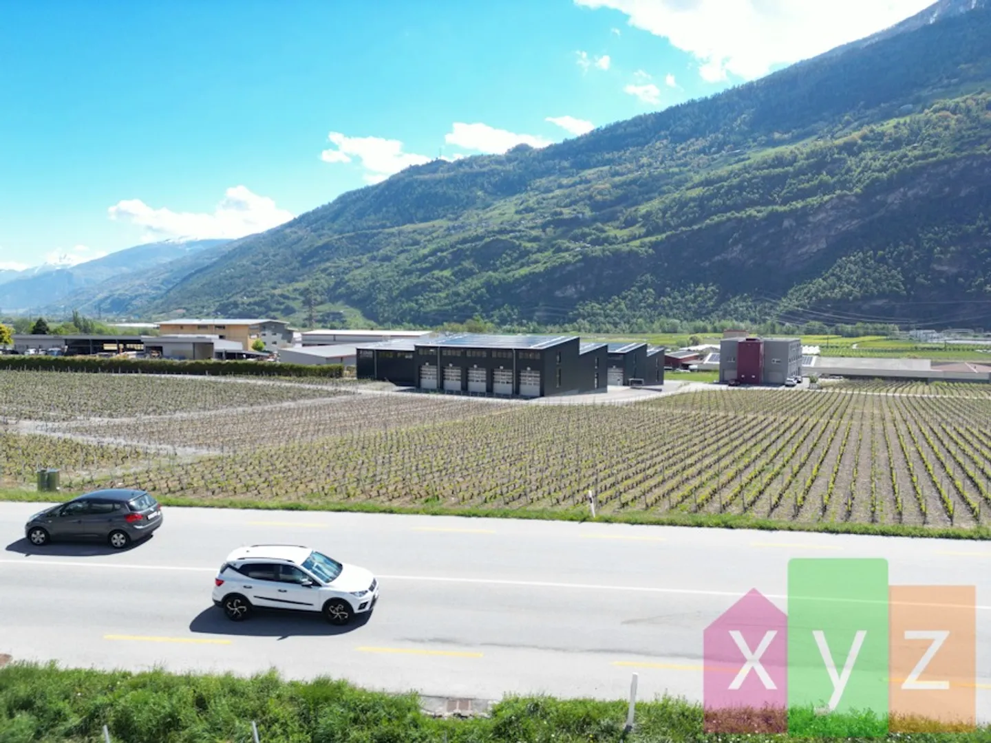 Halles neuves, bien équipées, modernes et bien situées dans le Valais central - Photo 1 sur 8