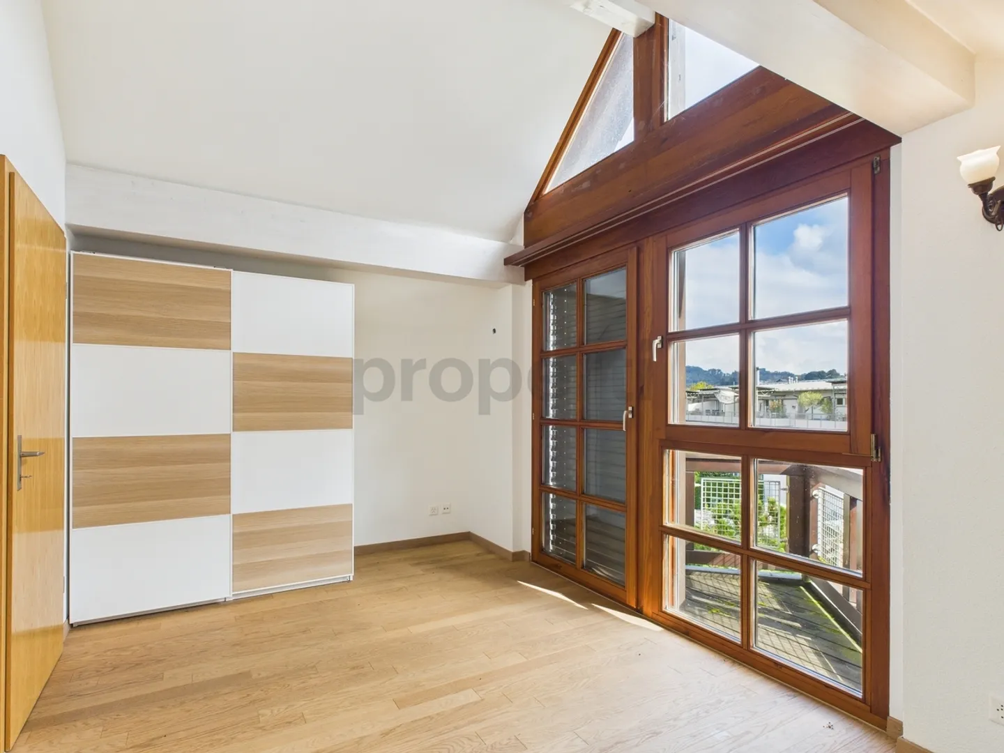 «Architektonisches Juwel mit grosser Wohnfläche und einzigartigem Wohnkomfort in Würenlingen - 8.5-Zimmer Reihenhaus» - Foto 9 von 13