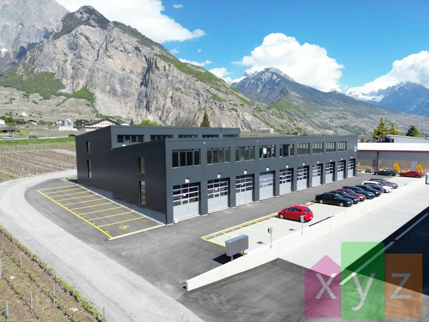 Halles neuves, bien équipées, modernes et bien situées dans le Valais central - Photo 2 sur 8