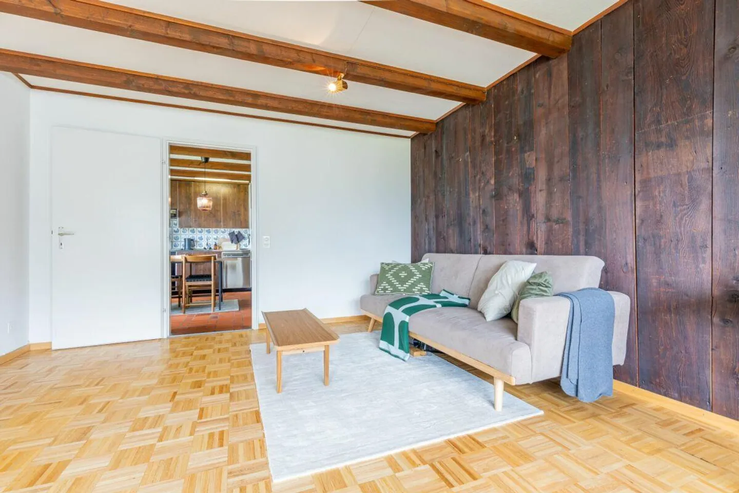 Charming 2.5-room attic apartment in the Bündaquartier - Photo 2 of 9