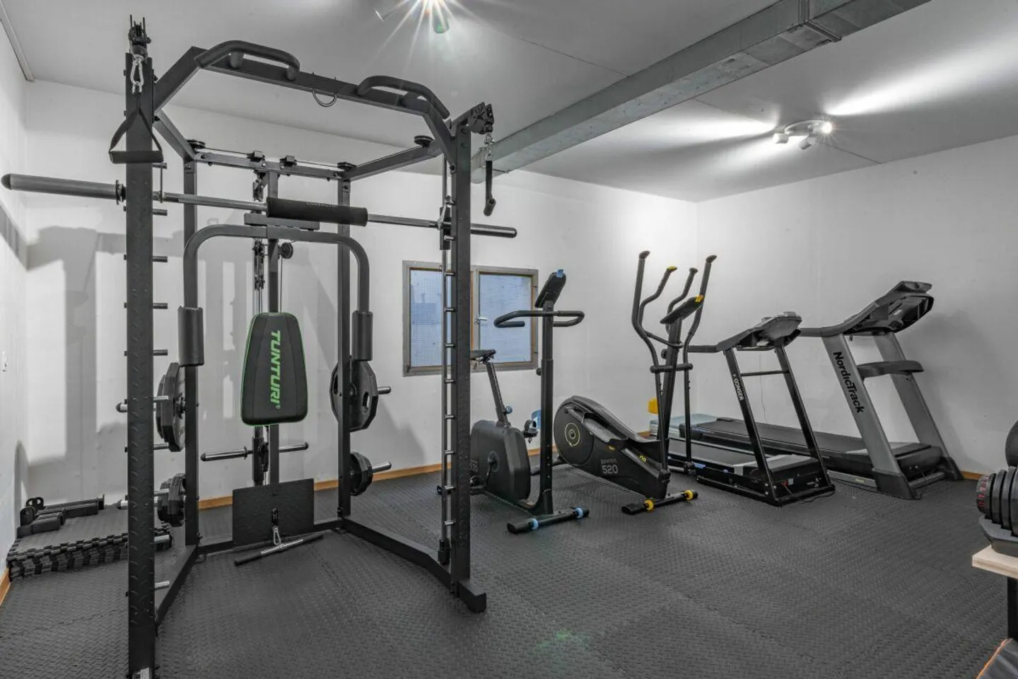 Renovated Family Villa - Photo 12 of 13