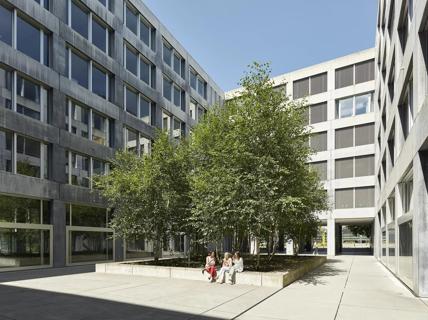 Working in Glattbrugg: Modern Office Building with First-Class Amenities - Photo 2 of 11