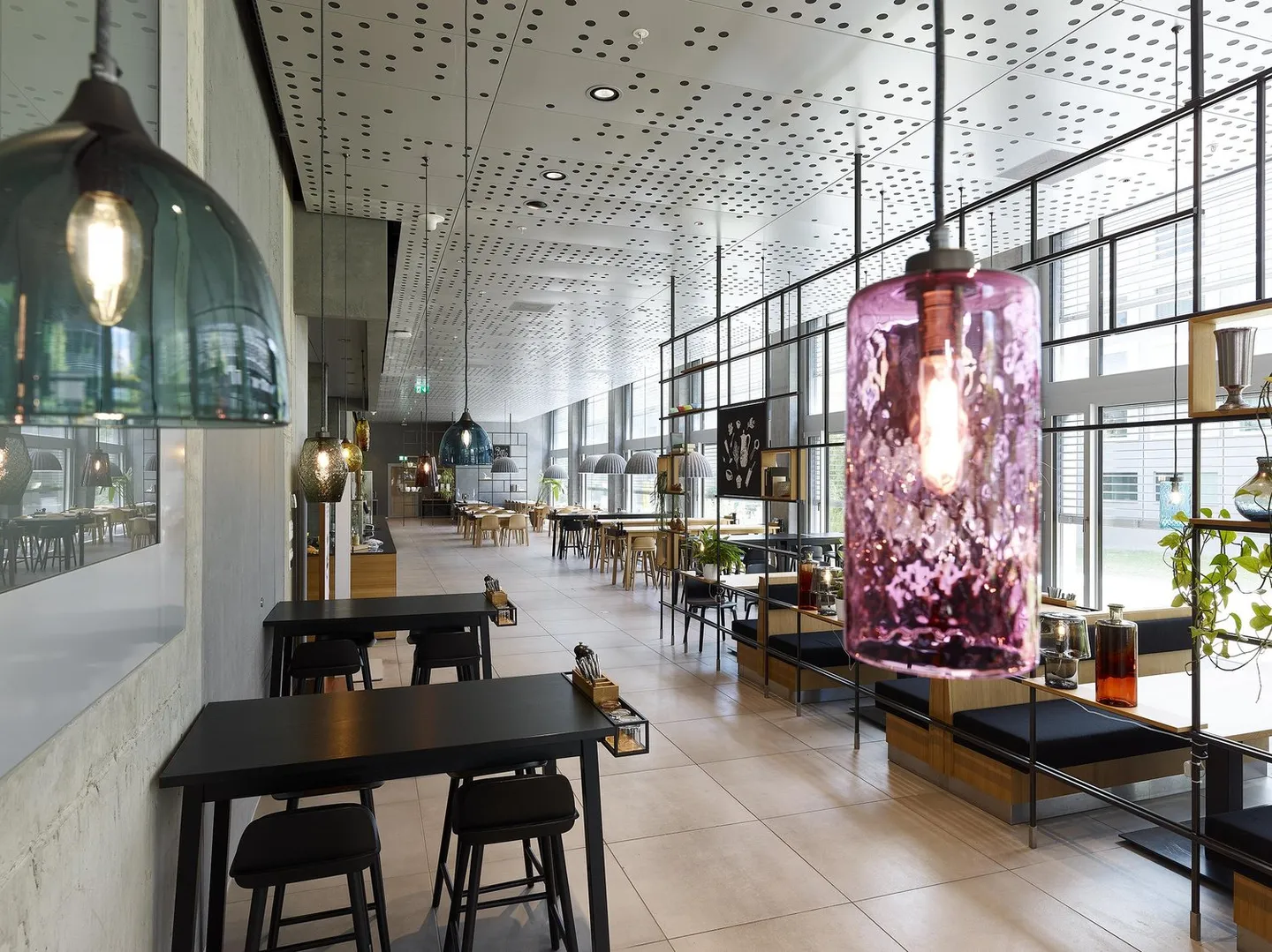 Working in Glattbrugg: Modern Office Building with First-Class Amenities - Photo 9 of 11