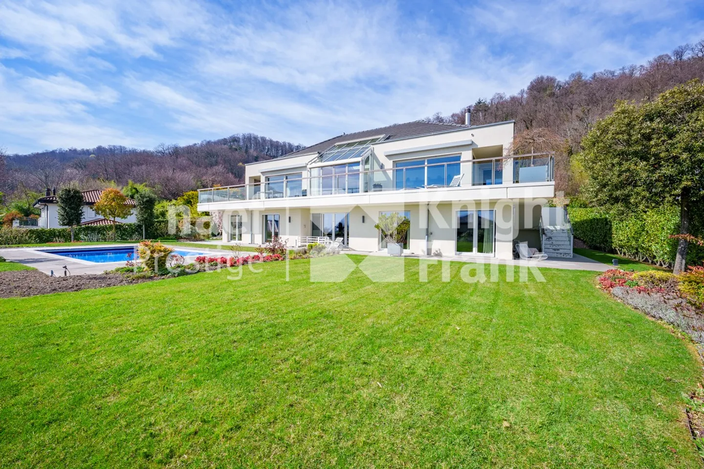 Villa con 10 stanze - Foto 1 di 3