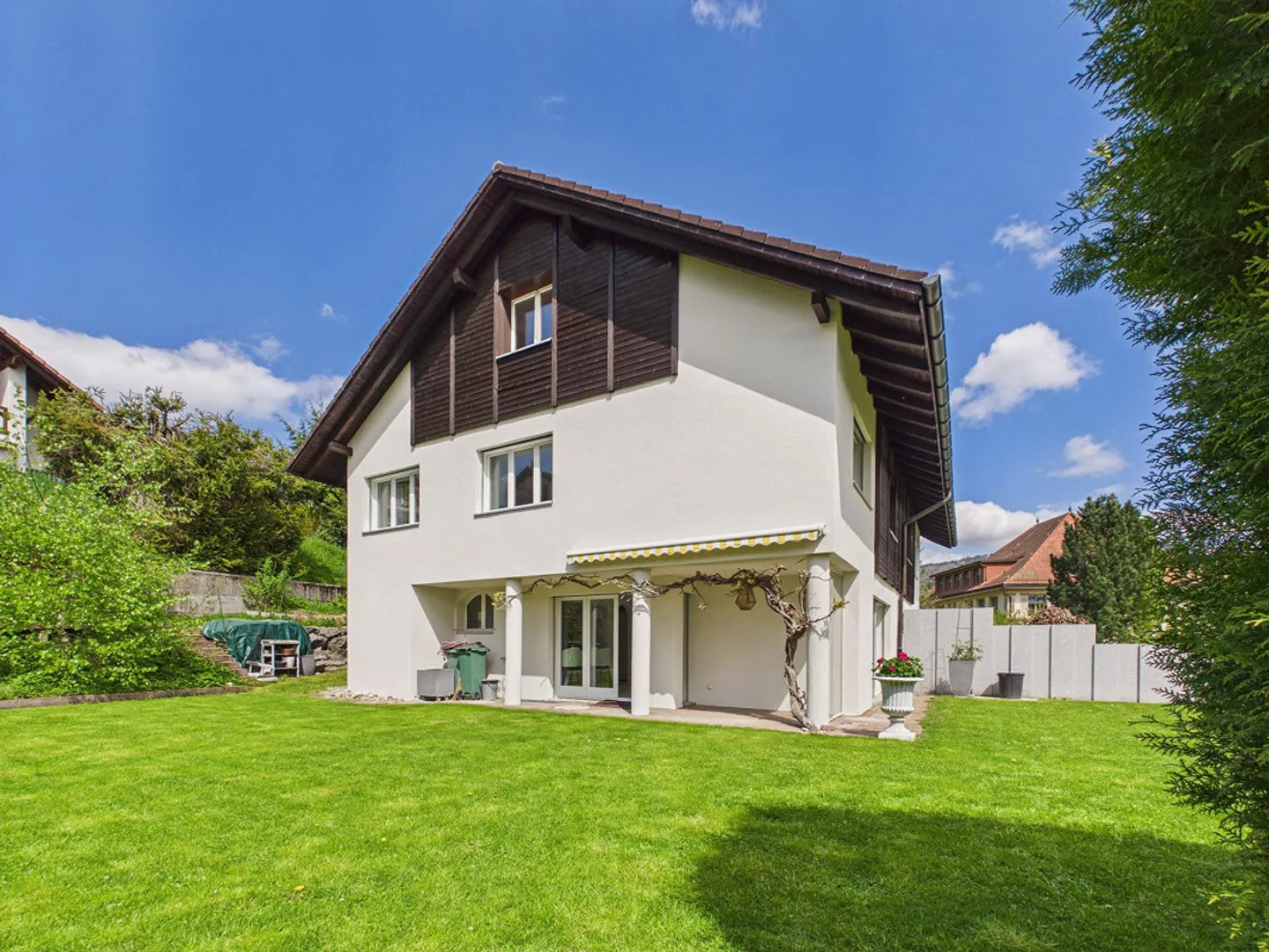 Charming 5.5-room semi-detached house with panoramic views & garden paradise at the end of a cul-de-sac - Photo 2 of 10