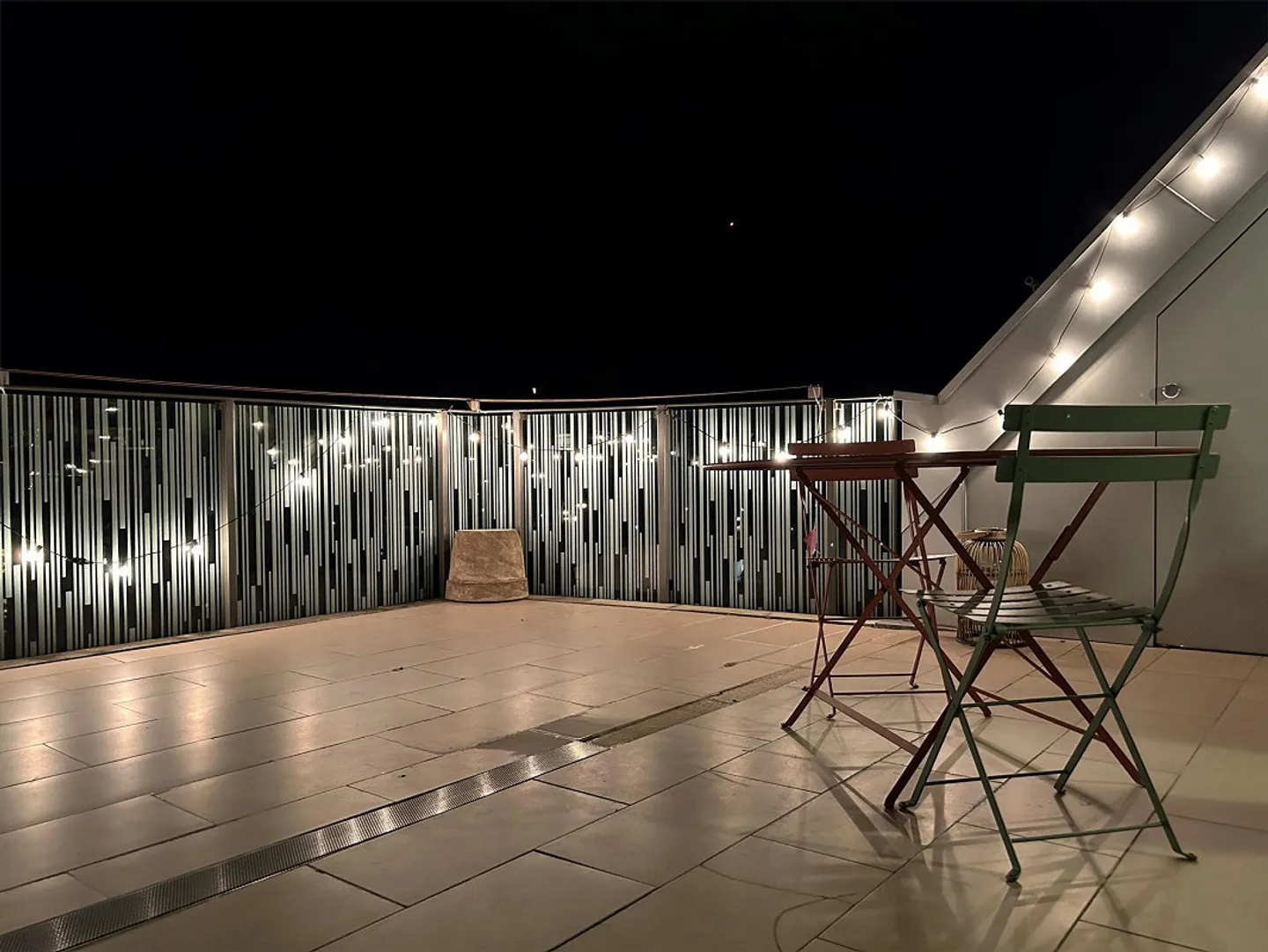 Über Dächern des St. Johann-Quartiers in der Nähe des Novartis-Campus - Foto 1 von 15