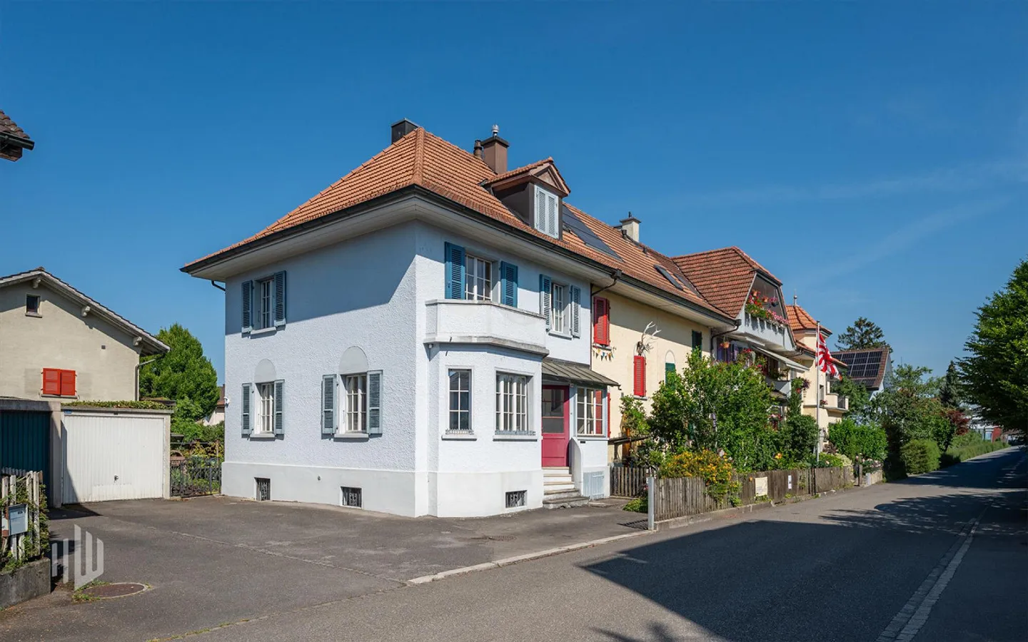 ImmoWyss - Corner terraced house with design potential in a quiet location - Photo 1 of 13