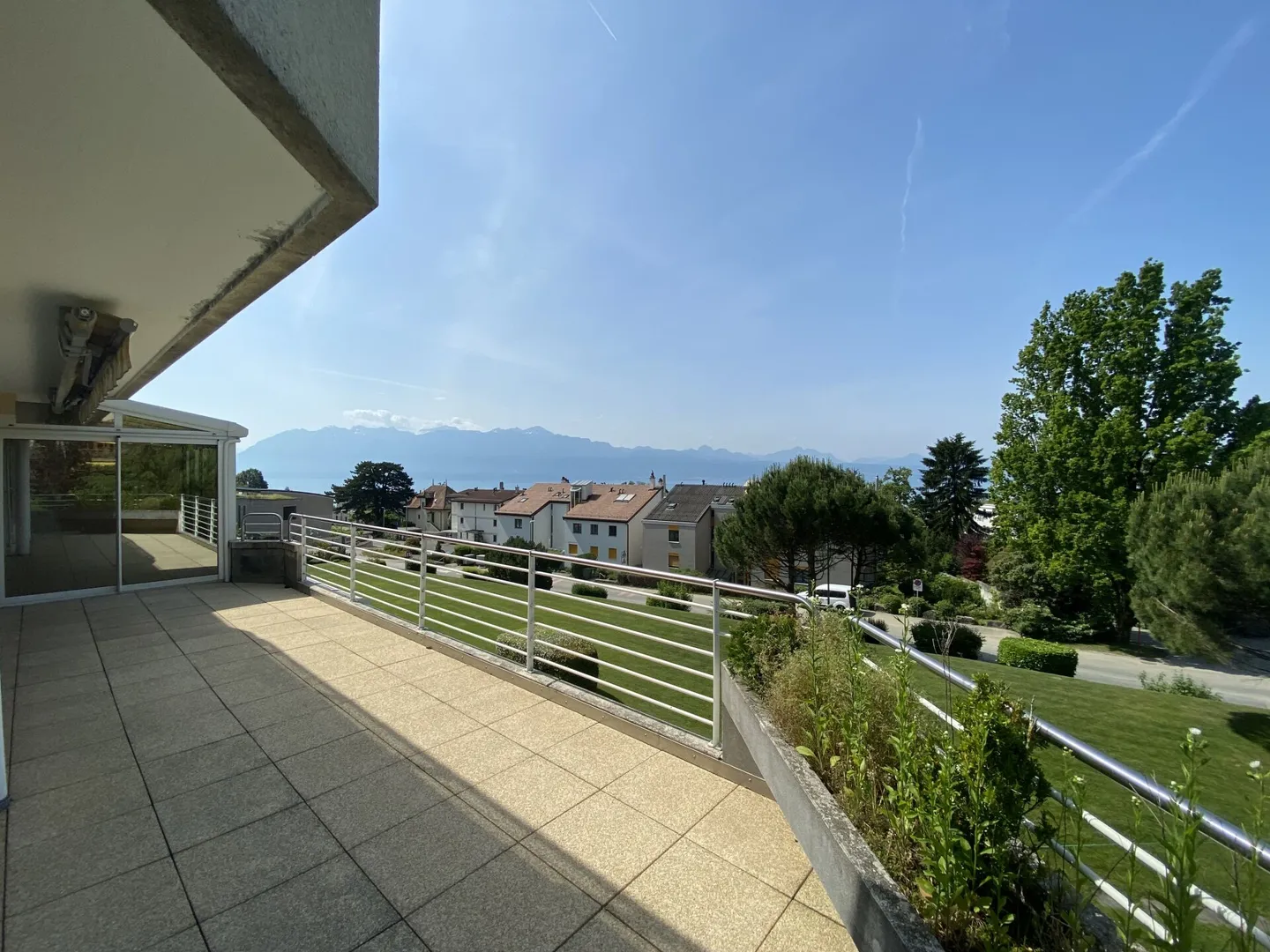 Geräumige Wohnung mit Terrasse - Foto 1 von 10