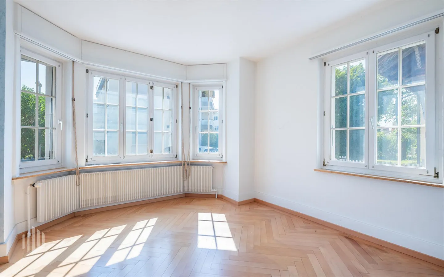 ImmoWyss - Corner terraced house with design potential in a quiet location - Photo 2 of 13