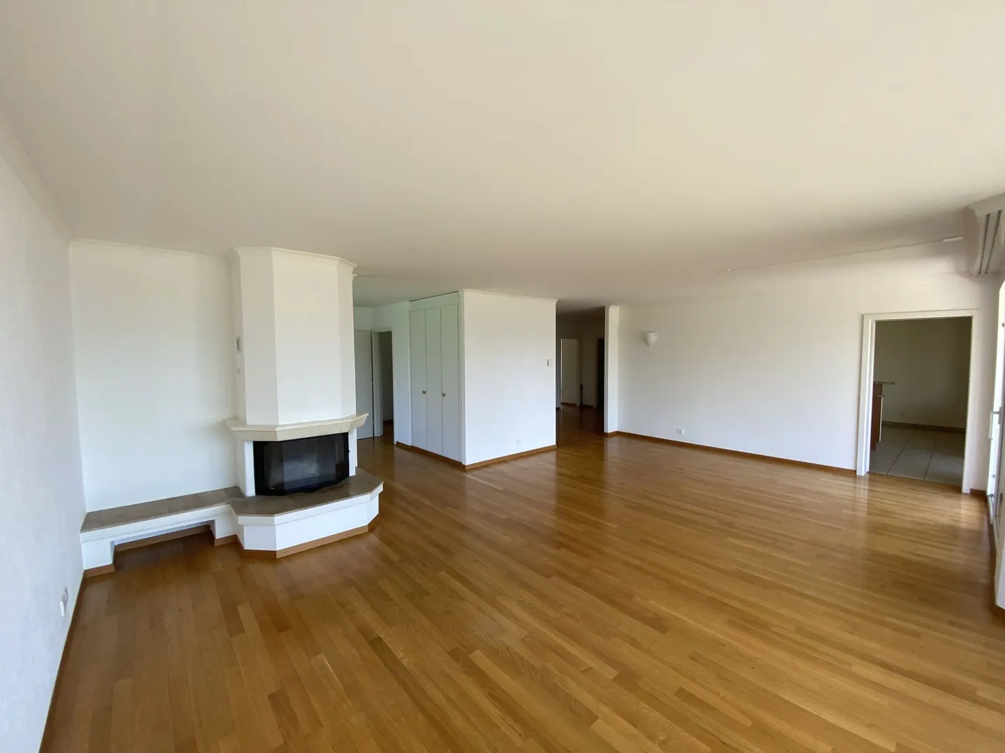 Geräumige Wohnung mit Terrasse - Foto 2 von 10