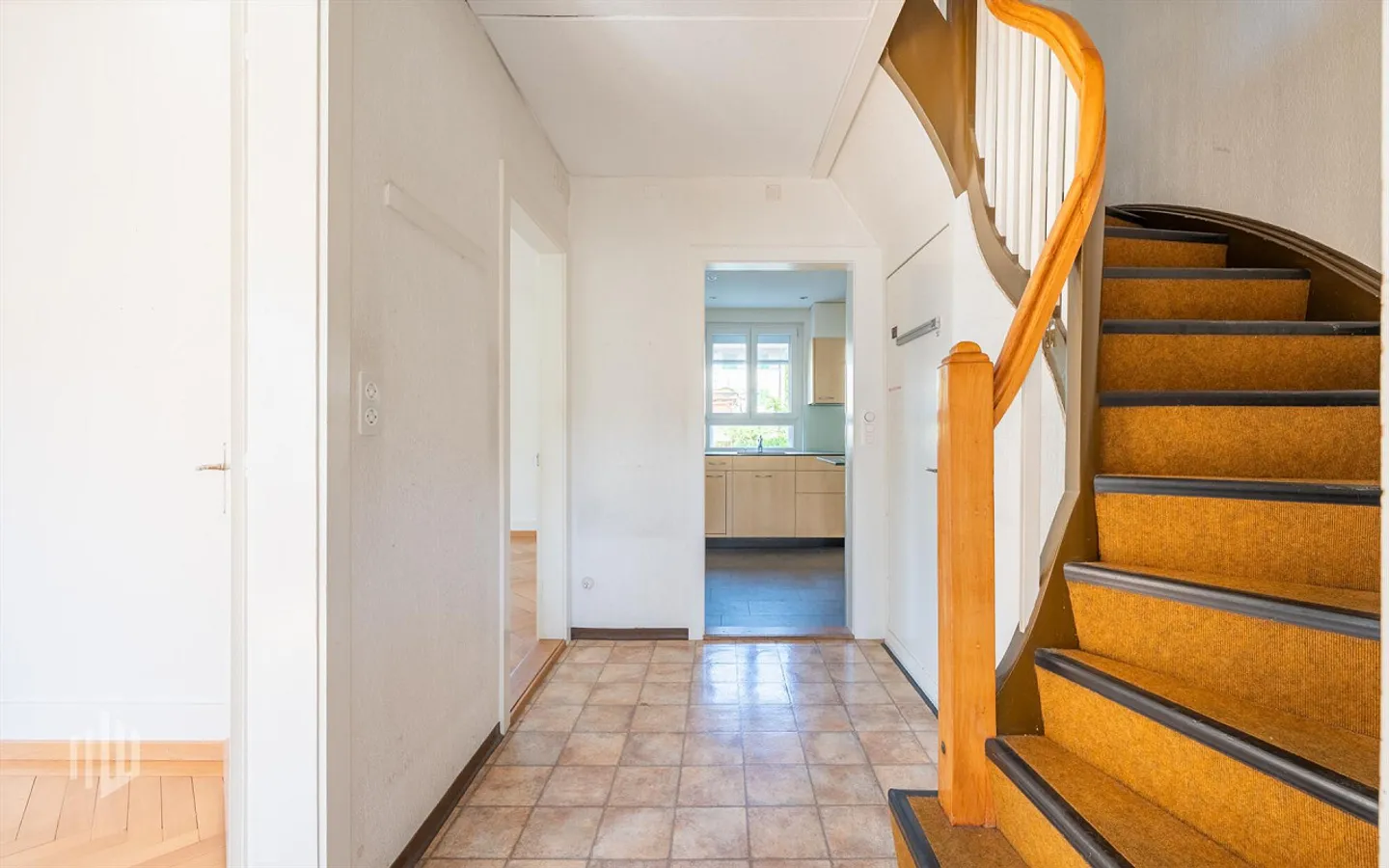 ImmoWyss - Corner terraced house with design potential in a quiet location - Photo 5 of 13