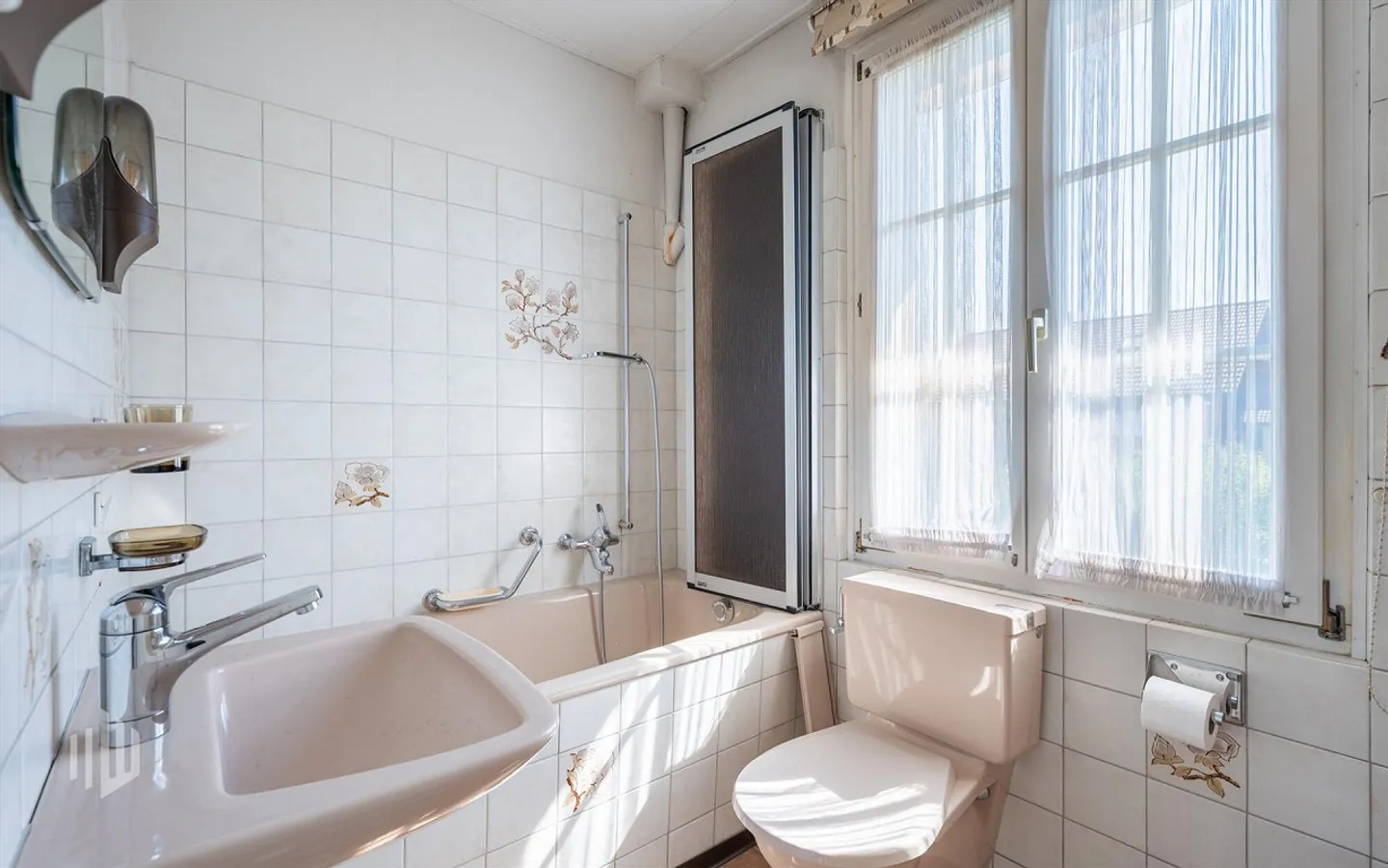 ImmoWyss - Corner terraced house with design potential in a quiet location - Photo 6 of 13