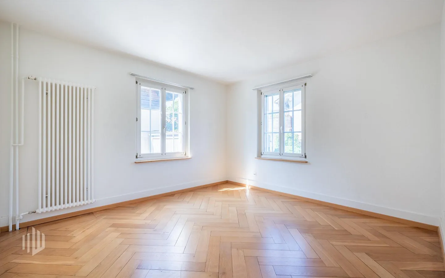 ImmoWyss - Corner terraced house with design potential in a quiet location - Photo 3 of 13