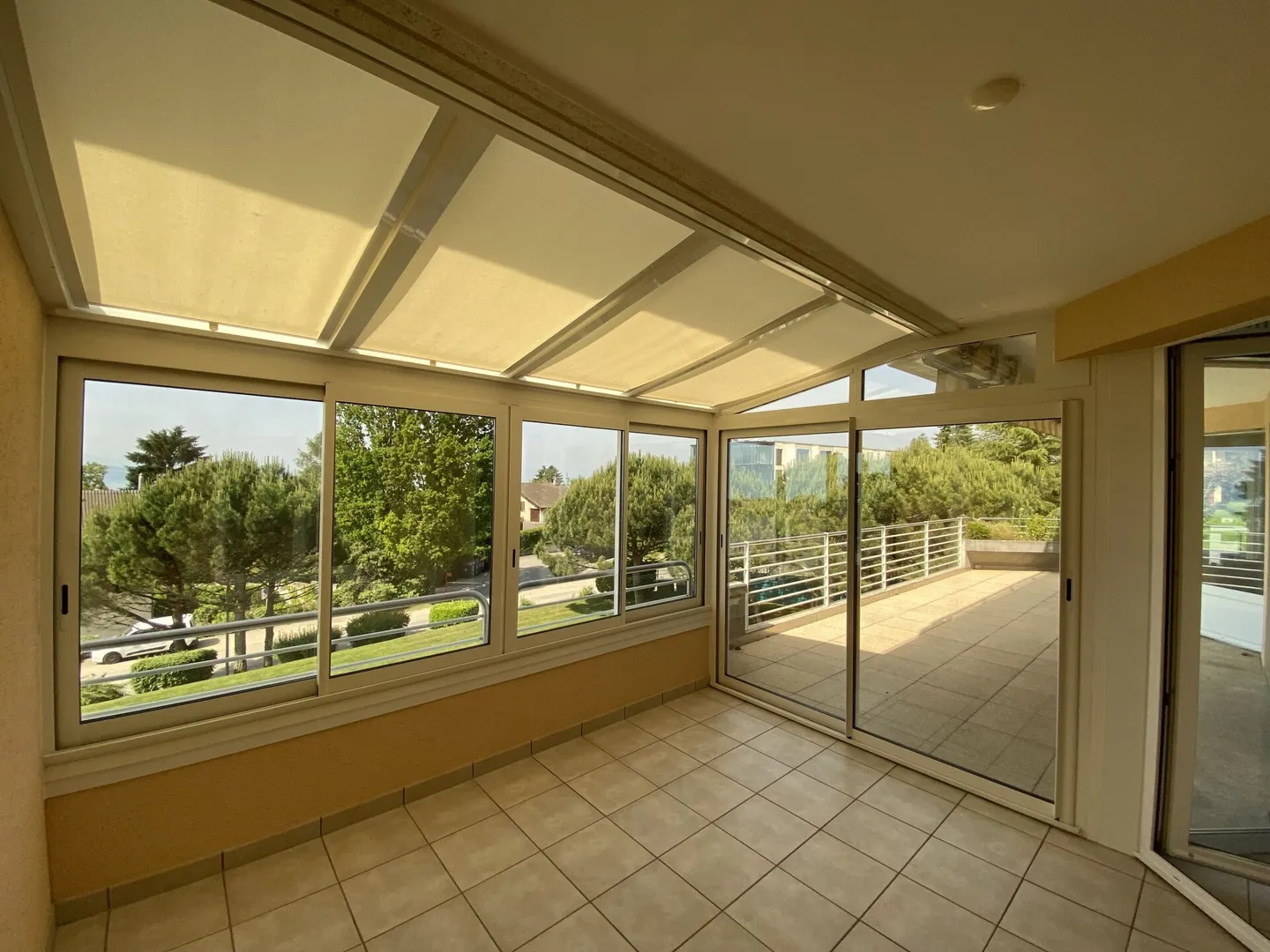 Geräumige Wohnung mit Terrasse - Foto 3 von 10