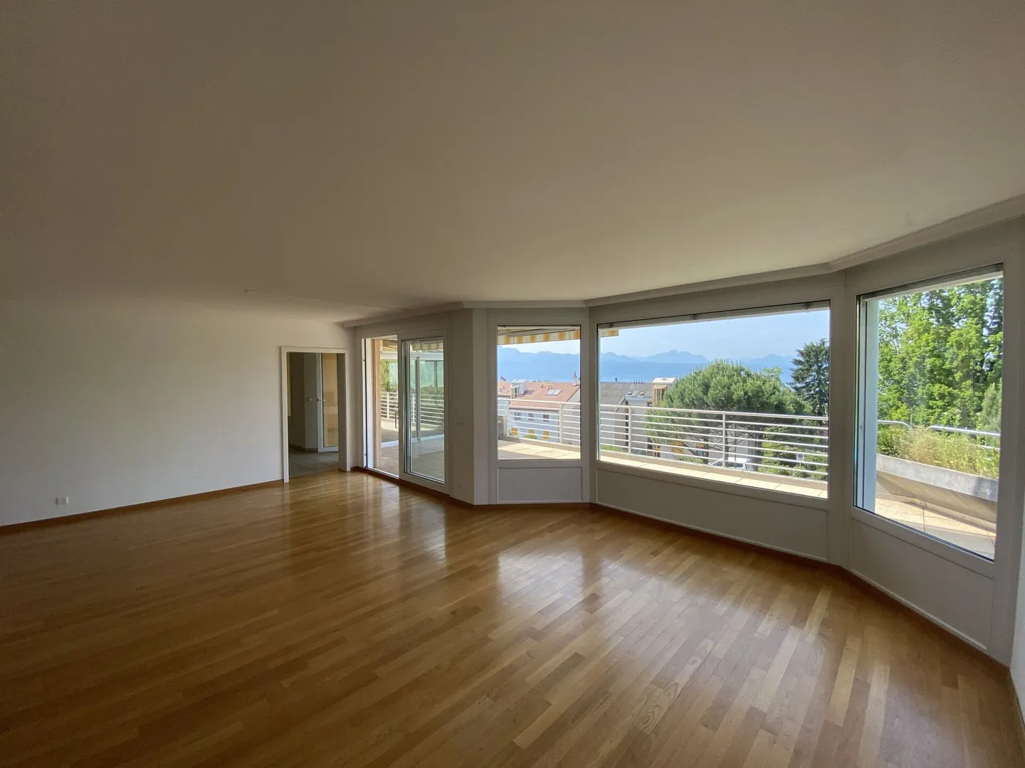 Geräumige Wohnung mit Terrasse - Foto 4 von 10