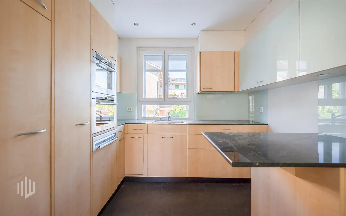 ImmoWyss - Corner terraced house with design potential in a quiet location - Photo 4 of 13