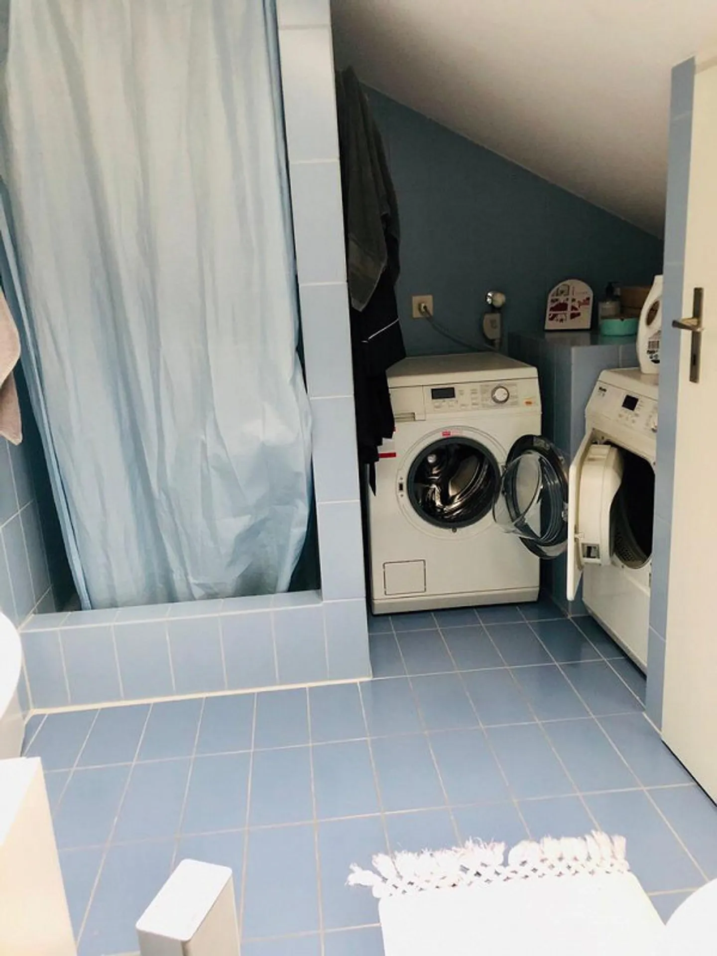 Ampio appartamento mansardato disponibile per affitto immediato - Foto 4 di 9