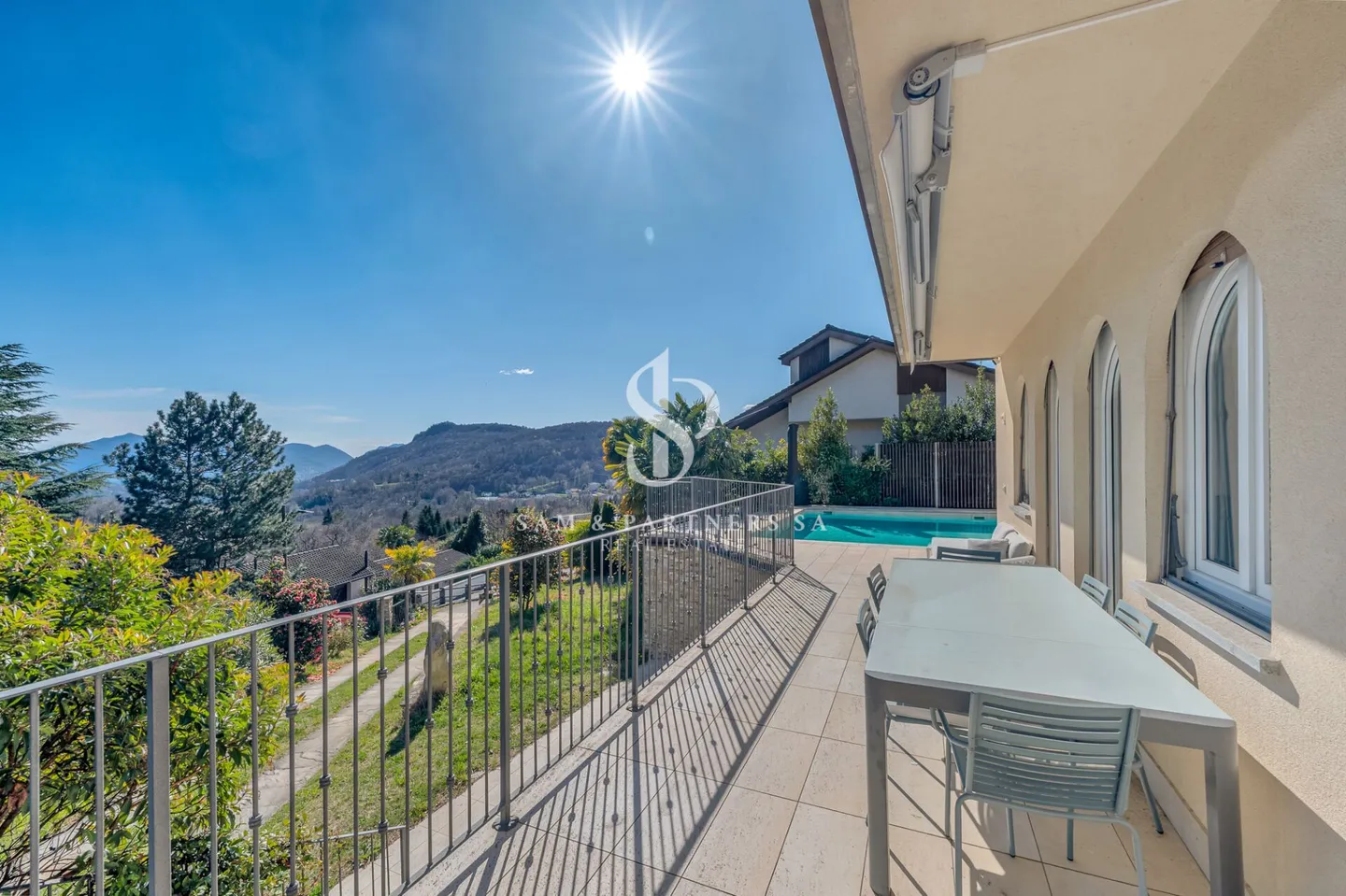 Villa moderna con piscina - Foto 2 di 19