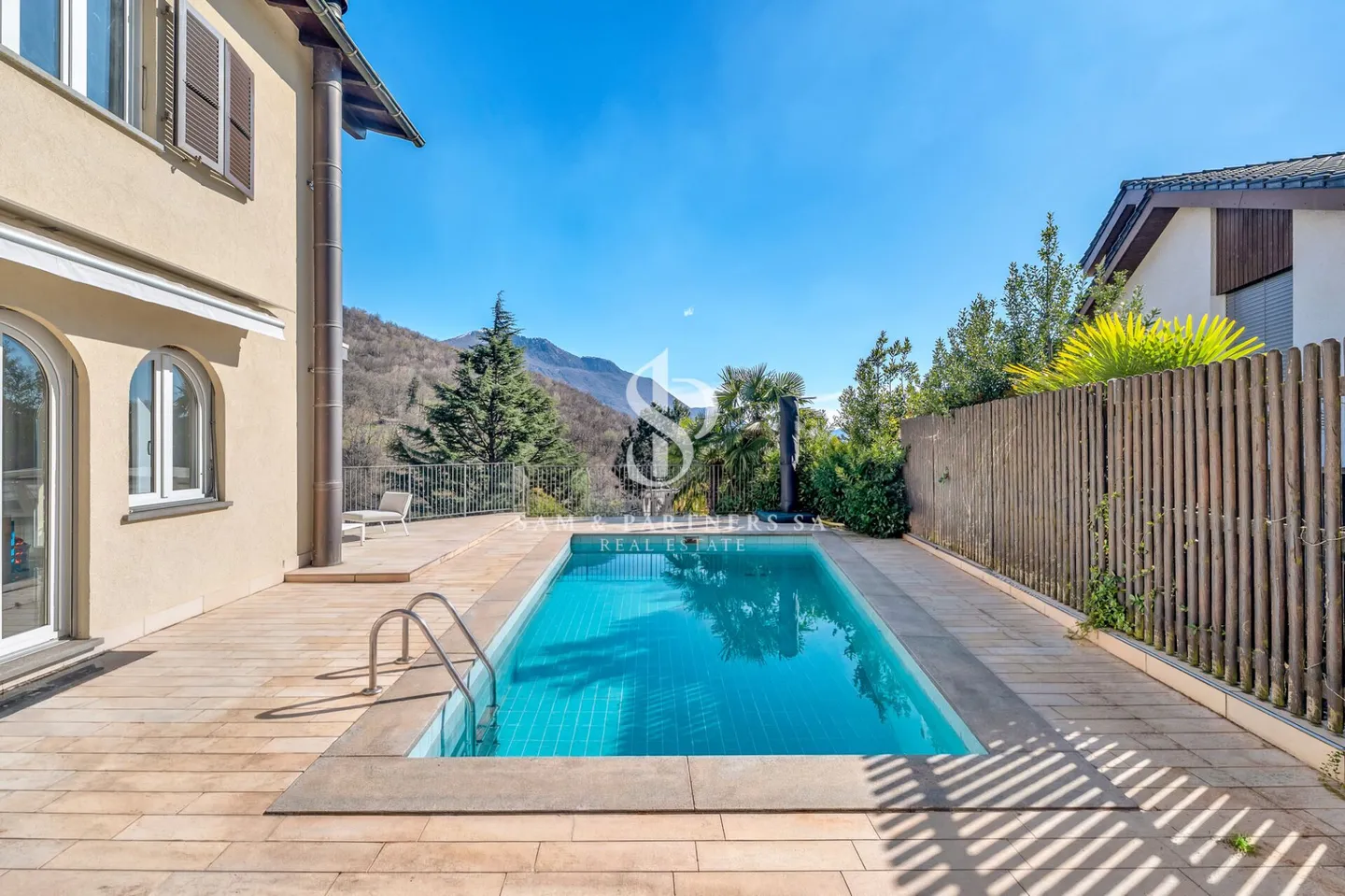 Villa moderna con piscina - Foto 3 di 19