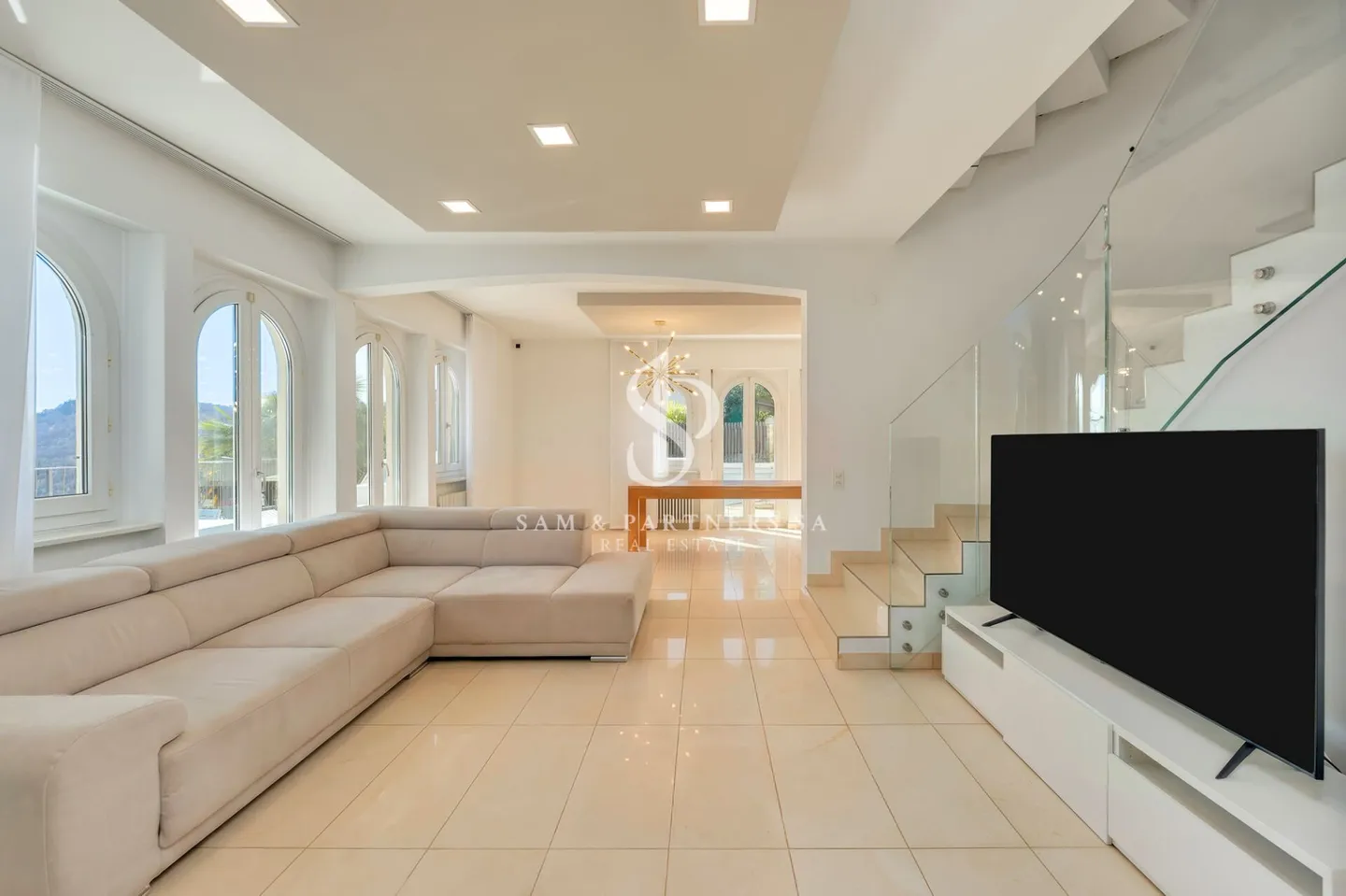 Villa moderna con piscina - Foto 6 di 19