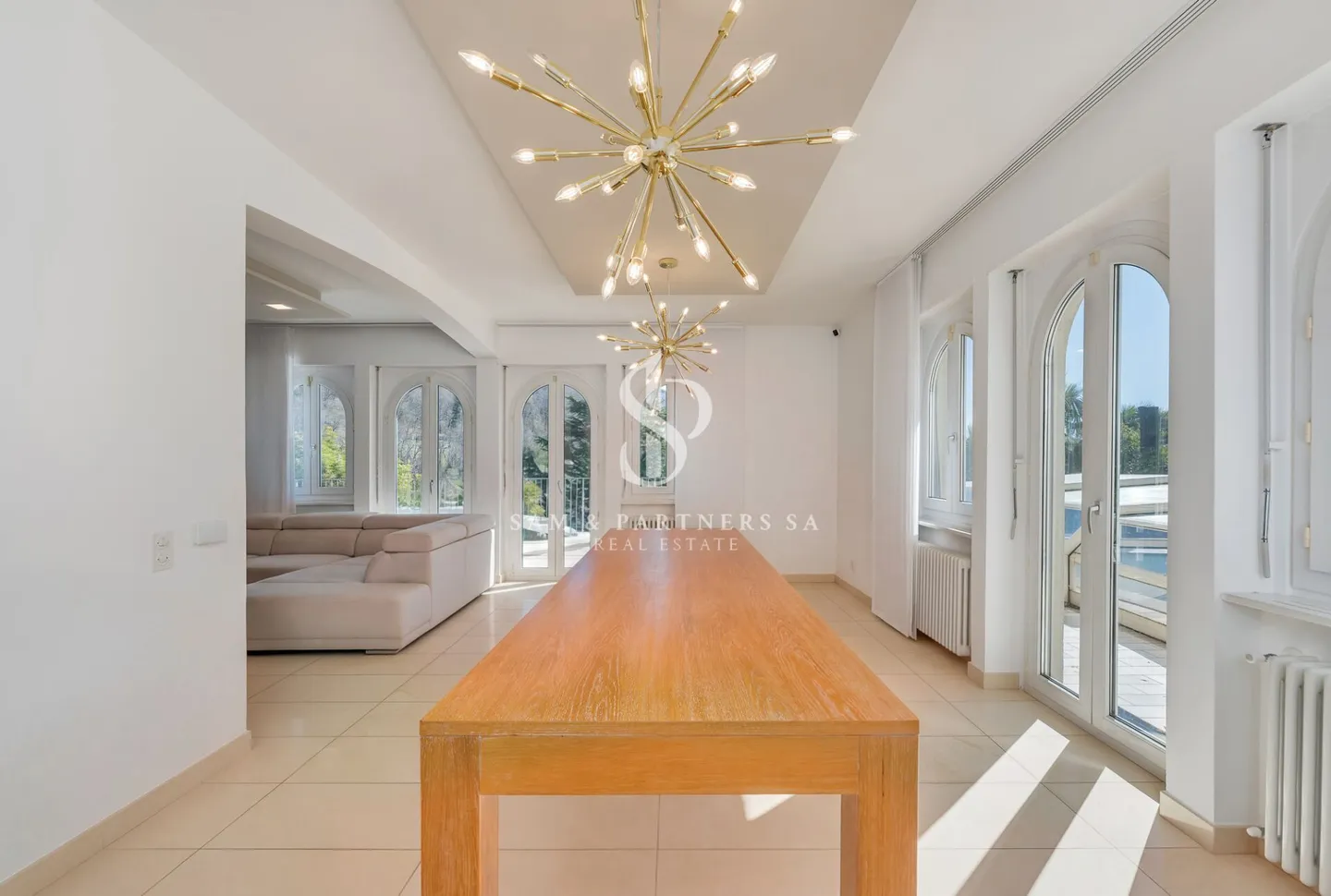 Villa moderna con piscina - Foto 8 di 19