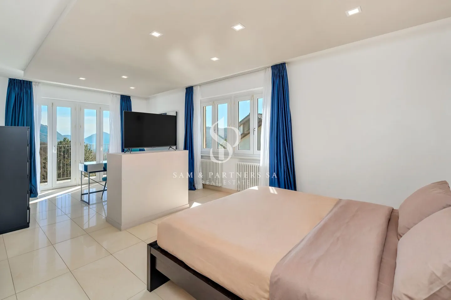 Villa moderna con piscina - Foto 13 di 19