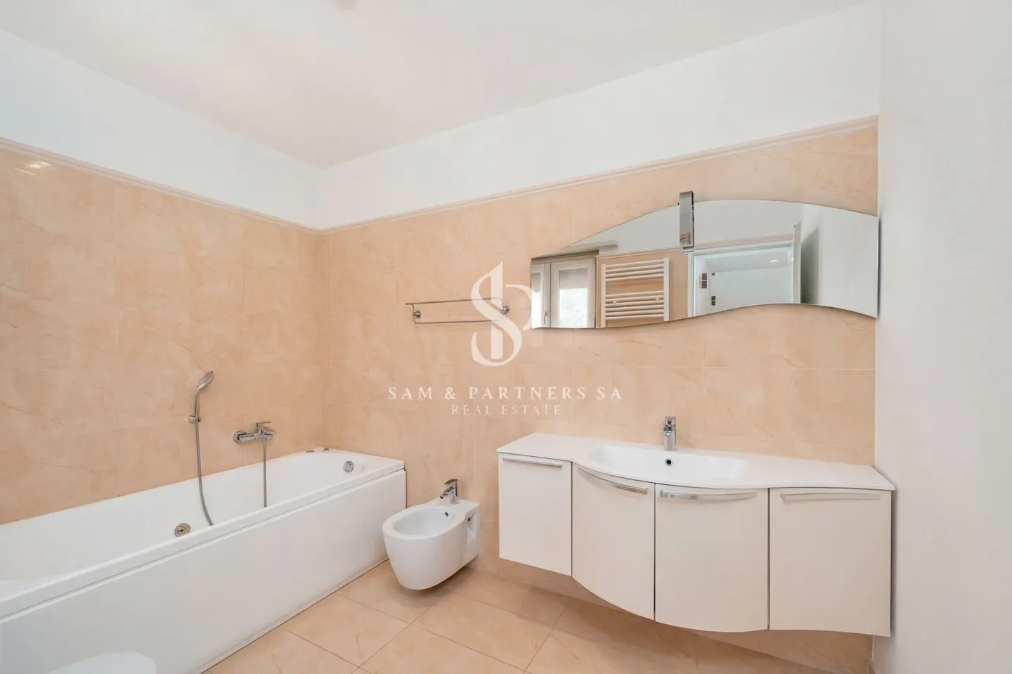 Villa moderna con piscina - Foto 14 di 19