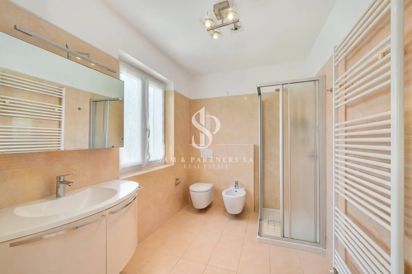 Villa moderna con piscina - Foto 16 di 19