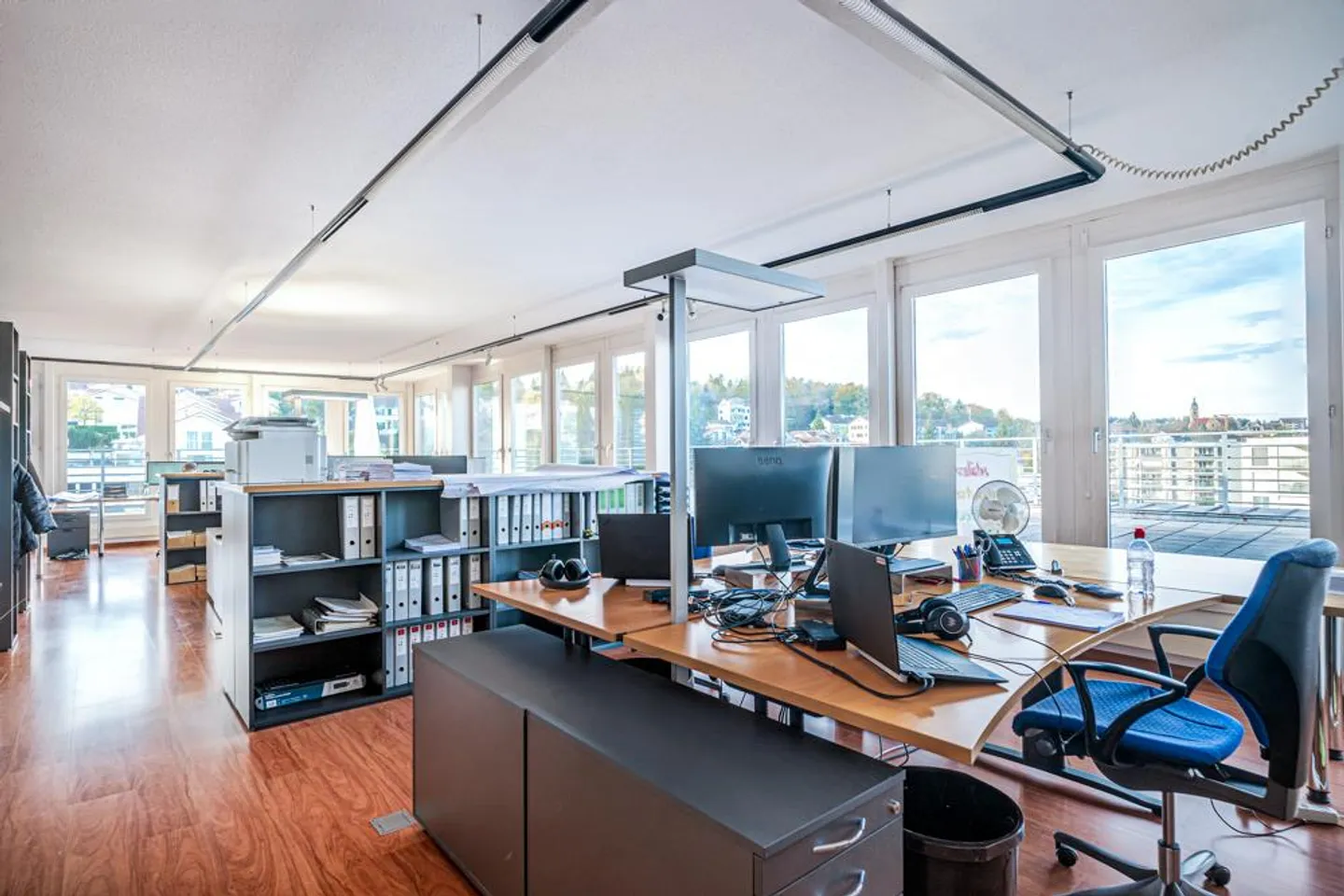 Espace commercial en attique lumineux avec vue et grande terrasse - Photo 1 sur 24