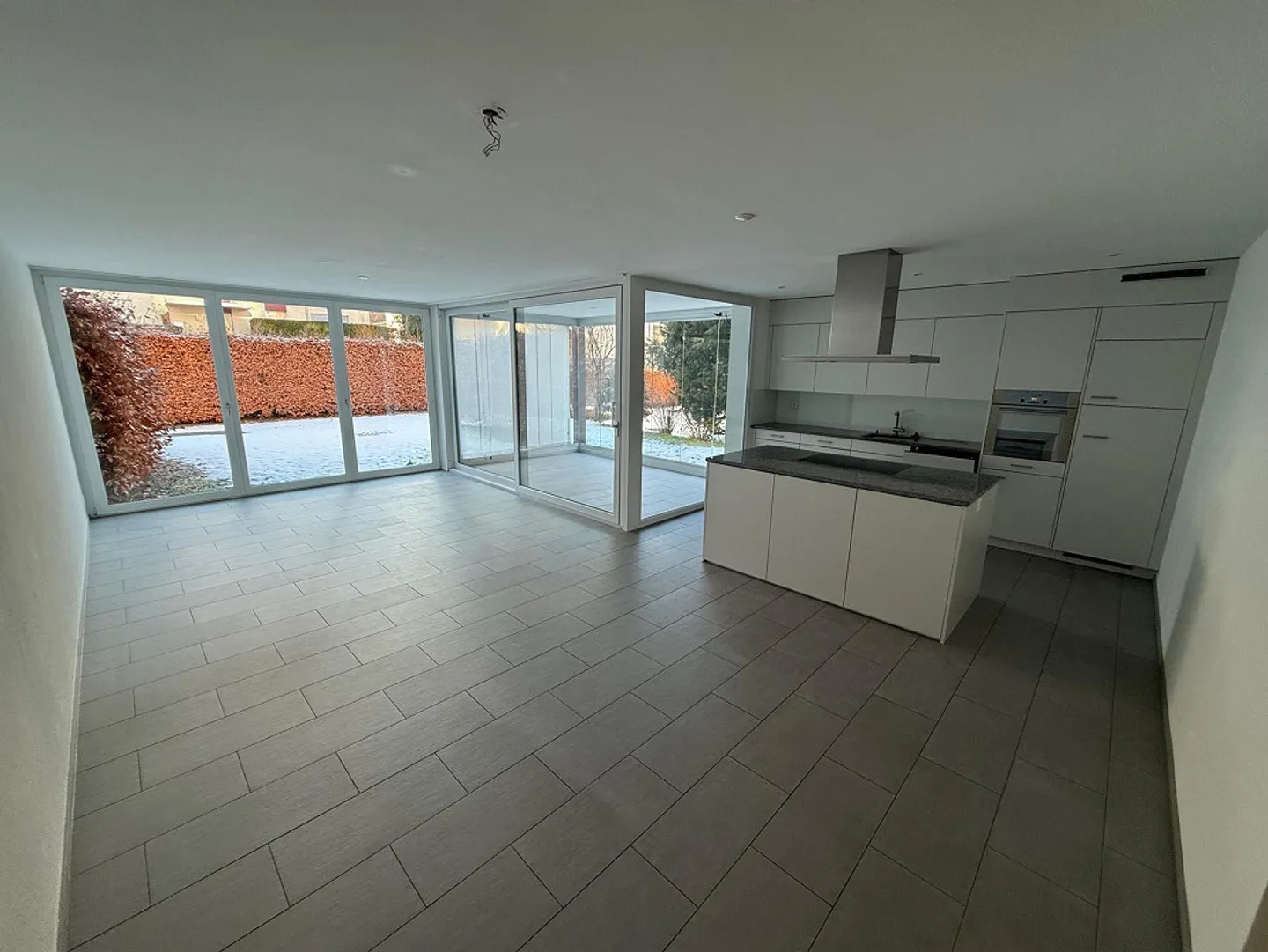 Temporaire - Appartement spacieux au rez-de-chaussée dans un endroit calme - Photo 1 sur 8