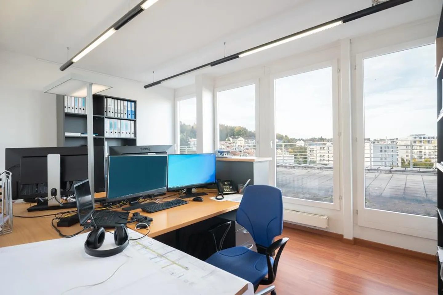 Espace commercial en attique lumineux avec vue et grande terrasse - Photo 2 sur 24