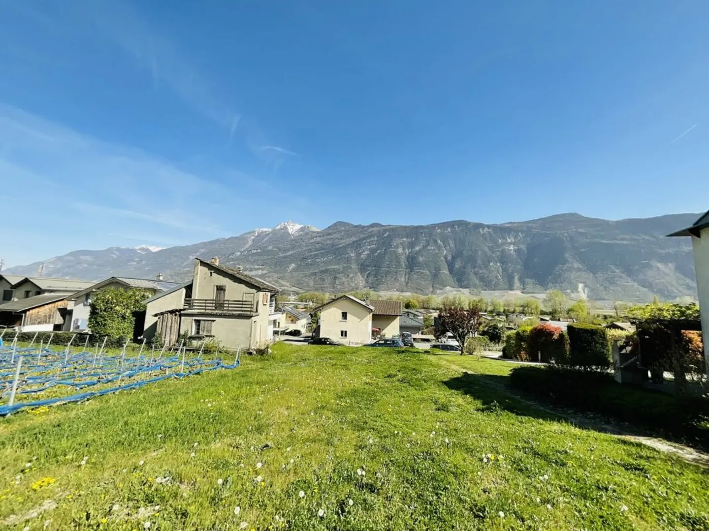 Beautiful renovated Mazot with 5.5 rooms in the municipality of Fully - Photo 1 of 11