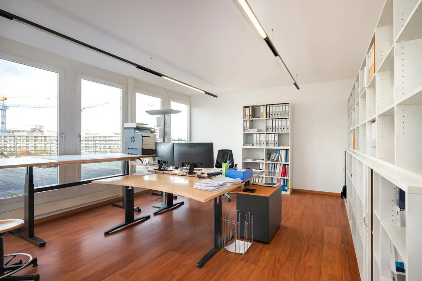 Espace commercial en attique lumineux avec vue et grande terrasse - Photo 3 sur 24