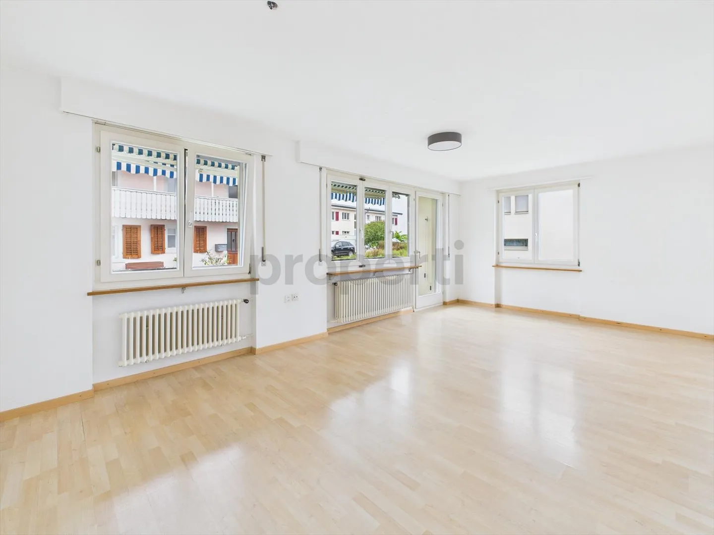 Residential building with 11.5 rooms - Photo 2 of 10