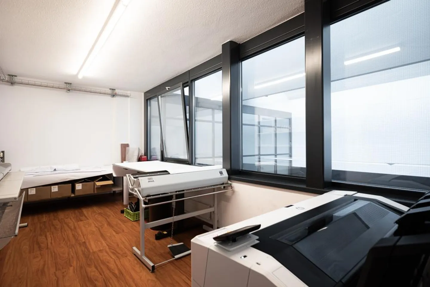 Espace commercial en attique lumineux avec vue et grande terrasse - Photo 4 sur 24