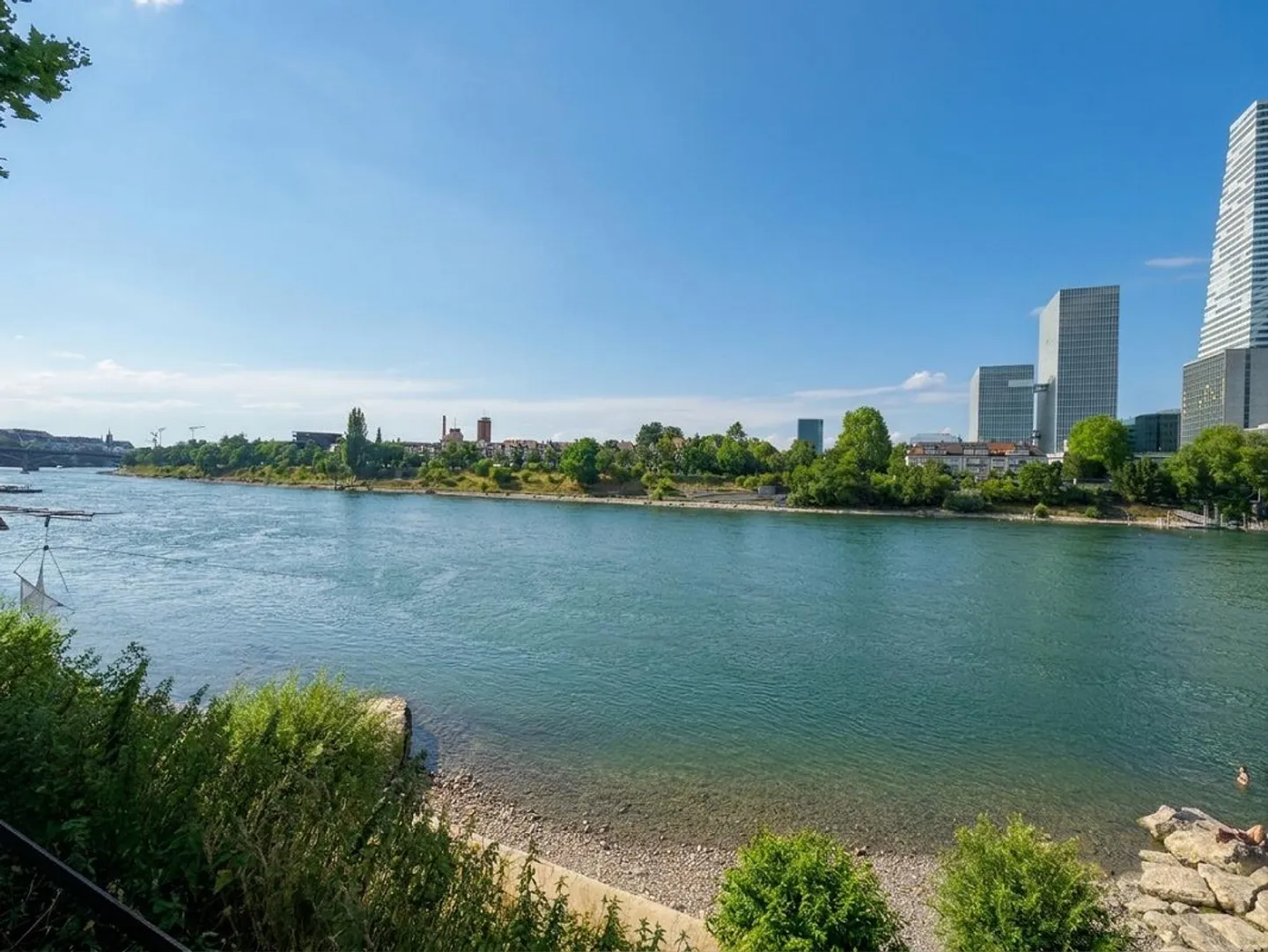 In Kleinbasel between Tinguely Museum and Wettstein Bridge directly on the Rhine - Photo 1 of 1