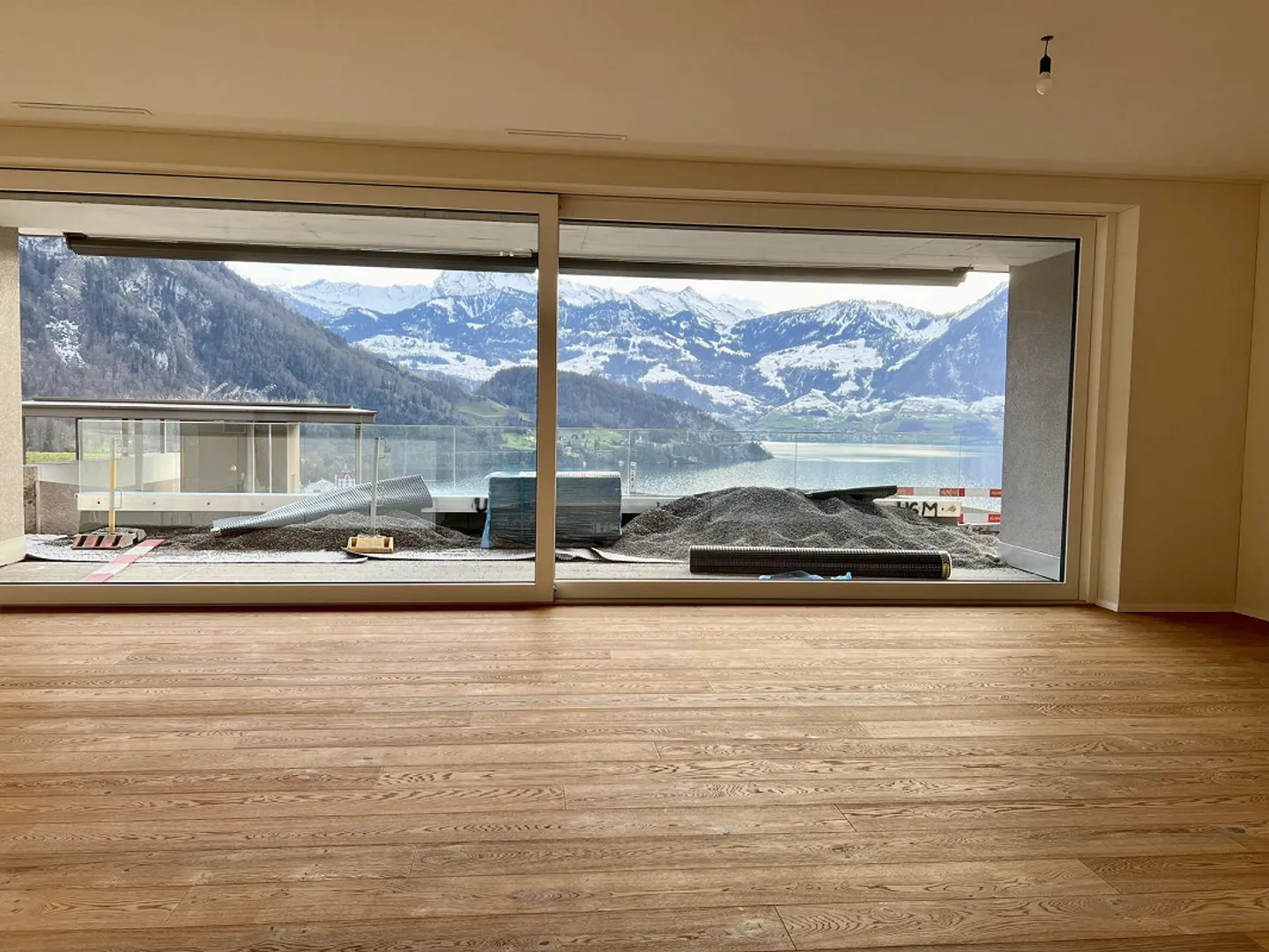 Luxurious 3.5-room terrace apartment with the best lake & mountain view - Photo 3 of 9