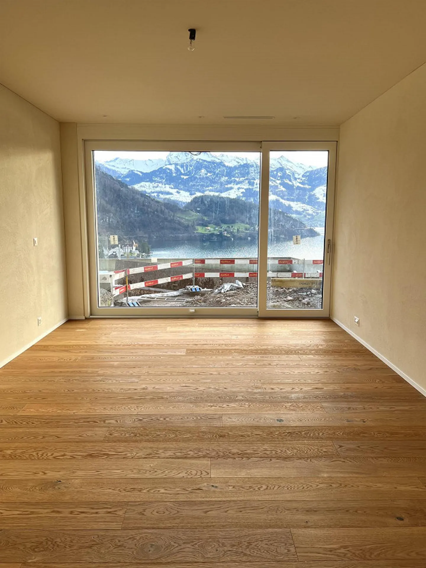 Luxurious 3.5-room terrace apartment with the best lake & mountain view - Photo 5 of 9