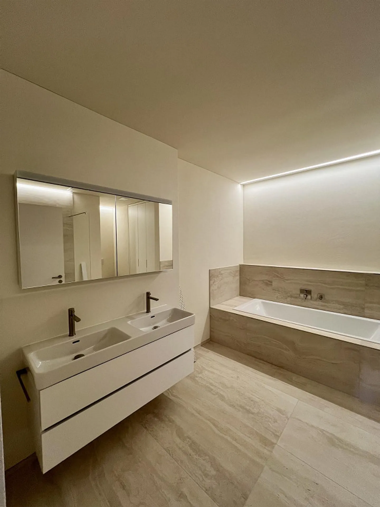 Luxurious 3.5-room terrace apartment with the best lake & mountain view - Photo 8 of 9