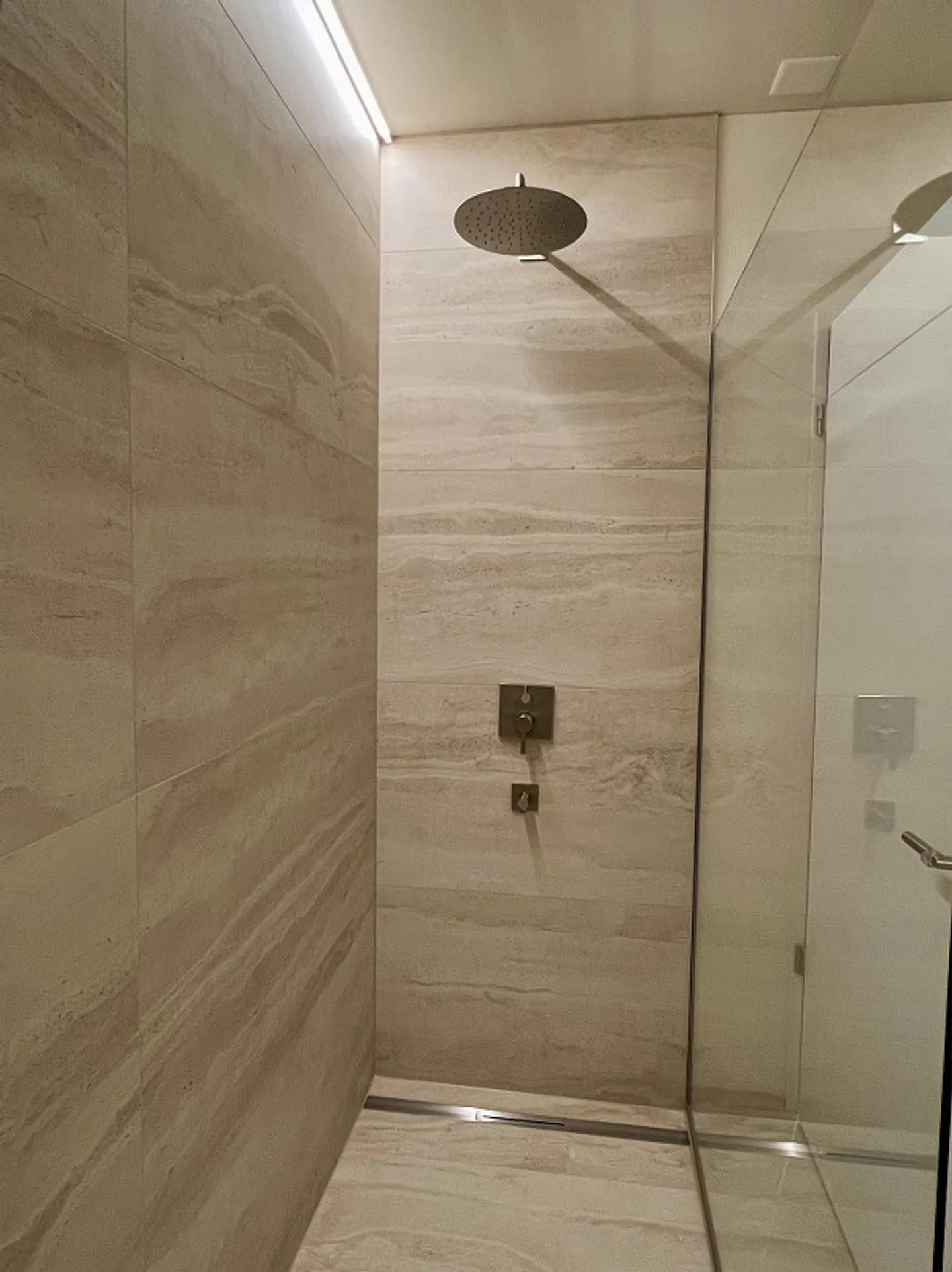 Luxurious 3.5-room terrace apartment with the best lake & mountain view - Photo 9 of 9