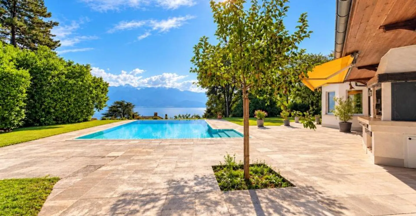 Elegant residence with panoramic views of the lake and the Lavaux vineyards - Photo 2 of 11