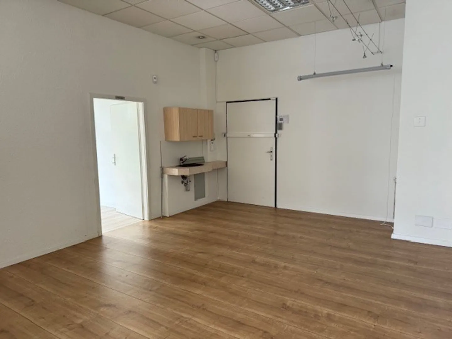 Retail space for rent in a central location - Photo 3 of 5